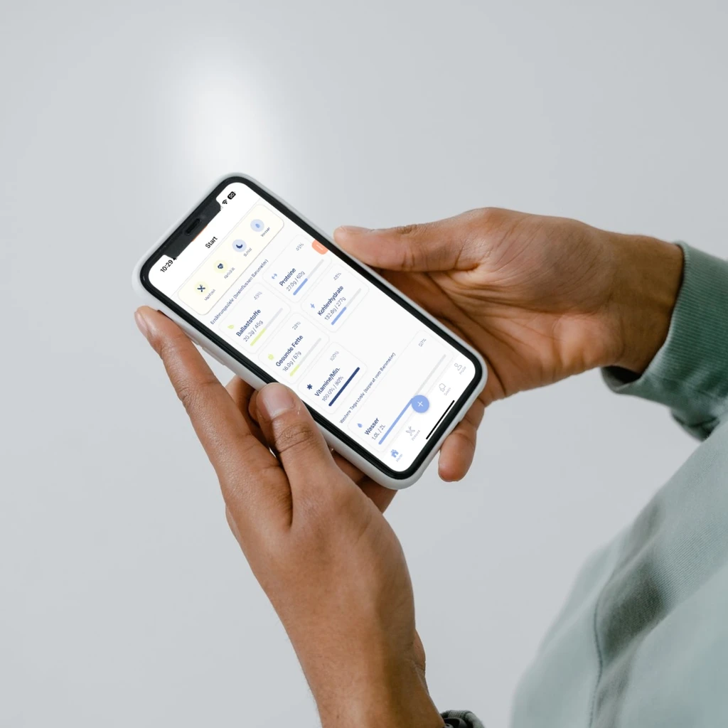 Eine Person erfasst eine Mahlzeit mit dem Smartphone