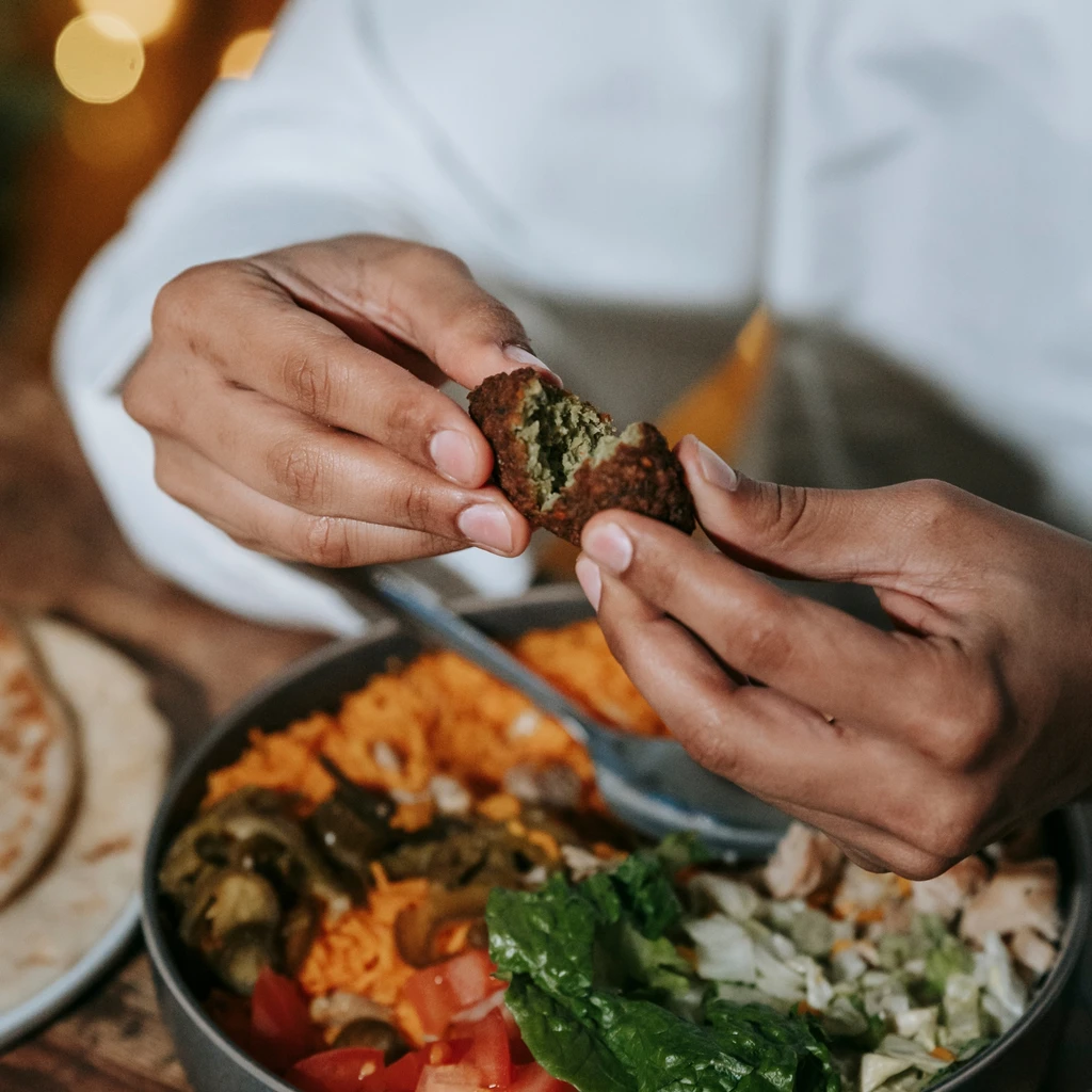 Eine Person betrachtet ihr Essen und versteht dessen Zusammensetzung